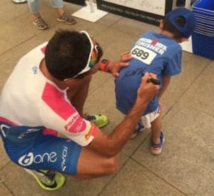 Ironman 70.3 Qujing 2017, Domenico Passuello con uno dei suoi piccoli tifosi: prima l'autografo... (Foto ©Domenico Passuello Facebook)