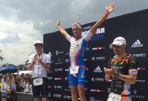 Braccia al cielo e tanta emozione per Domenico Passuello, tornato alla vittoria nell'Ironman 70.3 Qujing 2017 (Foto ©Domenico Passuello Facebook)