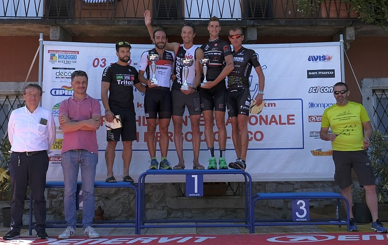 Il podio maschile del 22° Triathlon Internazionale di Mergozzo vinto dallo svizzero Patrick Jaberg che si conferma campione