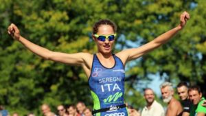 Braccia al cielo per Bianca Seregni, prima al Triathlon Sprint Città di Cremona 2017