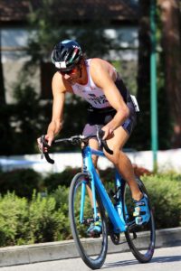 Neanche una caduta in bicicletta ha fermato Alessandro Fabian nella sua corsa verso il titolo tricolore di triathlon sprint 2017 (Foto ©Marco Bardella)