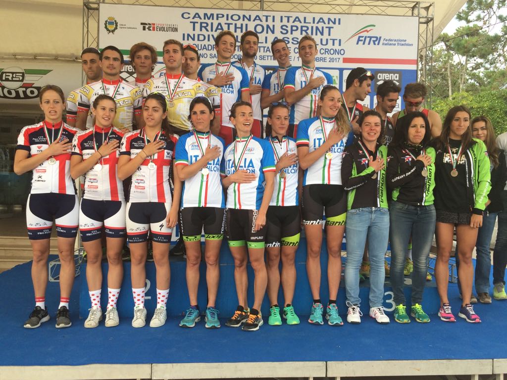 Il podio della Coppa Crono 2017 di Lignano Sabbiadoro vinta da 707 Triathlon e CUS Parma (Foto: Barbara Cologni/FCZ.it)