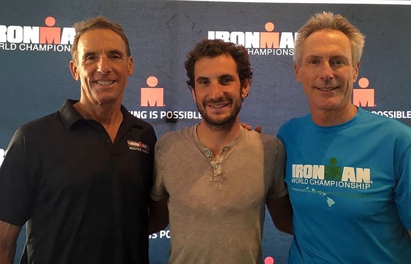 Marco Corti all'Ironman Hawaii 2017 posa insieme ai due miti: Dave Scott e Mark Allen