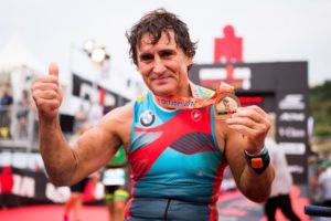 Alex Zanardi, finisher e... recordman all'Ironman Barcelona 2017 (Foto ©Alex Caparros/Getty Images for IRONMAN)