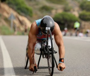 4:54:22 è il tempo impiegato da Alex Zanardi per percorrere i 180K della frazione di ciclismo all'Ironman Barcelona 2017 ©Gonzalo Arroyo Moreno/Getty Images for IRONMAN)
