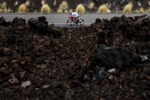 Gran parte del percorso ciclistico dell'Ironman Hawaii si sviluppa in un territorio lavico e desertico (Photo ©Tom Pennington/Getty Images for Ironman