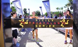 Cristina Ventura (Magma Team) si aggiudica il Vulcano Triathlon Sprint a Catania l'8 ottobre 2017, finale del Sicily Triathlon Series