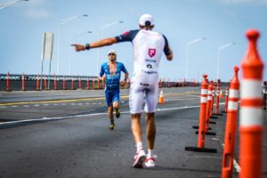 Jan Frodeno indica a Patrick Lange la strada della vittoria all'Ironman World Championship Hawaii 2017 (Foto ©Frank Hau)