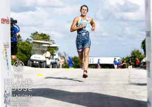 Flora Duffy è la mattatrice dell'Island House Triathlon 2017 (Foto ©The Island House Triathlon)