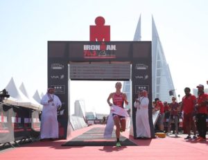 La britannica Holly Lawrence vince l'Ironman 70.3 Middle East Championship 2017, a Manama, in Bahrain