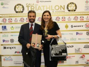 Al Gala del Triathlon 2018 Elisabetta Villa e Alessandro Valenti sono i vincitori del Premio Kona. Loro sono i KONiugi del triathlon, entrambi alle Hawaii per il Campionato del Mondo 2017 ed entrambi finisher (Foto ©Sergio Tempera)