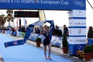 La francese Pauline Landron, domenica 25 marzo 2018, è la più veloce all'ETU Junior European Cup di triathlon a Quarteira, in Portogallo (Foto @usdbrandingdesportivo)