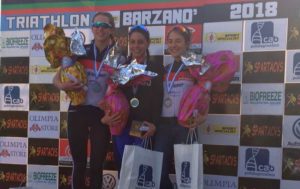 Il podio femminile del Triathlon Sprint di Barzanò 2018 firmato DDS: Luisa Iogna Prat ha preceduto al traguardo le compagne di squadra Beatrice Taverna e Francesca Invernizzi (Foto ©FCZ.it)