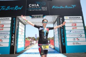 Alla sua prima esperienza sulla distanza, la campionessa italiana di duathlon Elisabetta Curridori ha centrato il secondo posto nel Chia Sardinia Triathlon 2018 (Foto ©Giancarlo Colombo)