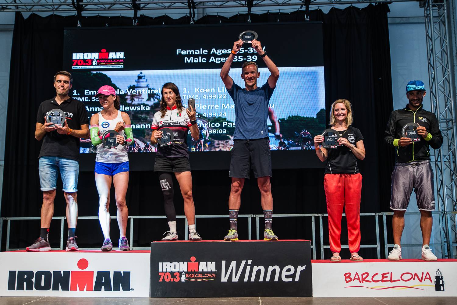Emanuela Venturelli sul gradino più alto del podio di categoria W35-39 all'Ironman 70.3 Barcelona 2018