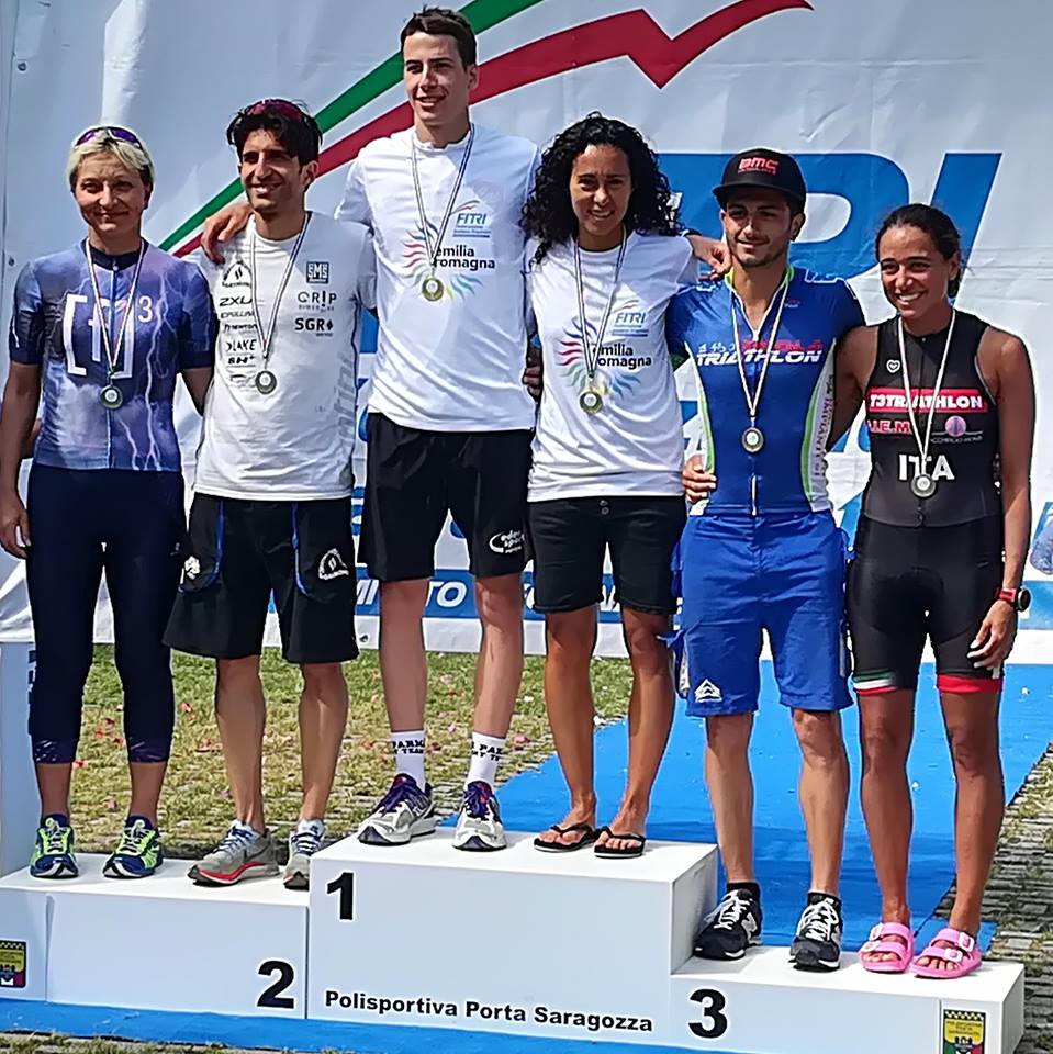 Il podio del Campionato Regionale Emilia Romagna di triathlon olimpico 2018 in occasione del Triathlon Marconi: le maglie indossate da Valeria Poltronieri e Matteo Morelli