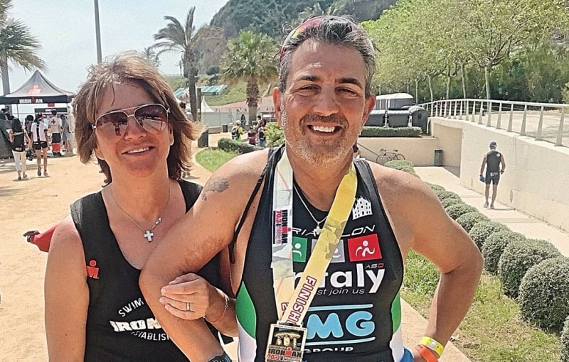 Salvatore Vetere felice al termine del suo Ironman 70.3 Barcelona 2018 insieme a sua moglie