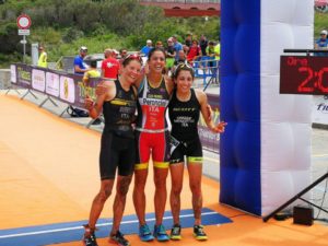 Eleonora Peroncini si laurea campionessa italiana di triathlon cross 2018 a Santa Teresa Gallura (SS), davanti a Marta Menditto e Sandra Mairhofer