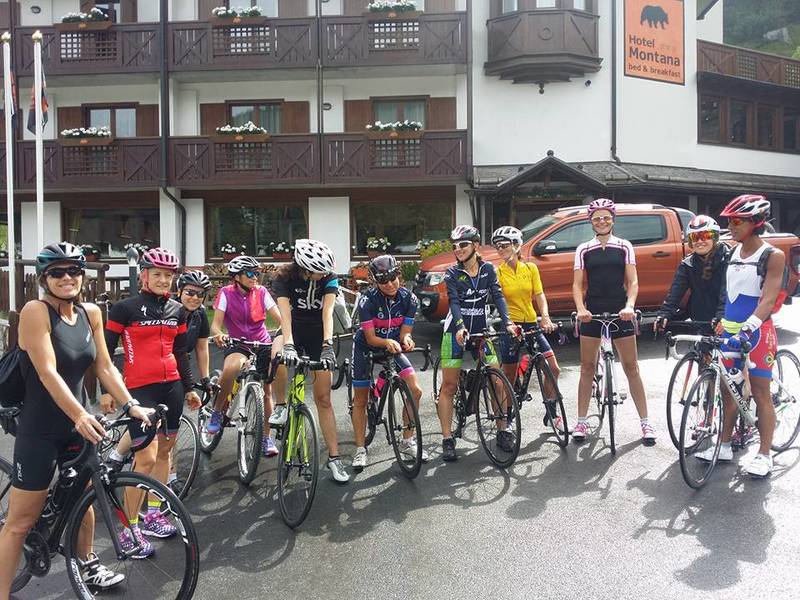 Pronte per il giro bike, le triatlete del 1° FCZ TRIcamp Donne Madonna di Campiglio 2017 davanti all'Hotel Montana