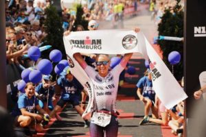 L'australiana Sarah Cownley firma l'Ironman Hamburg 2018 corso il 29 luglio 