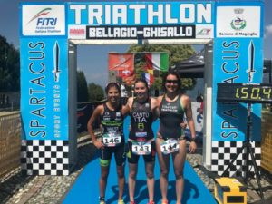 Giorgia Cantù (Raschiani Triathlon Pavese) precede al traguardo del Triathlon Hard Sprint del Ghisallo 2018 Sara Speroni (Varese Triathlon) e Federica Rainolter (707 Triathlon)