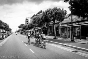 Il percorso ciclistico del Triathlon di Cesenatico è molto veloce e comporta continui rilanci (Foto ©Matteo Oltrebella)