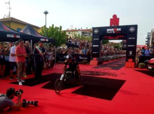 Alex Zanardi è stratosferico: all'Ironman Italy 2018 ferma il cronometro a 8:26:06 stabilendo il nuovo record mondiale su full distance per atleti disabili