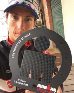 L'italiana Emanuela Venturelli sale sul terzo gradino del podio cat. 35-39 all'Ironman Barcelona 2018