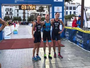 La belga AlexandraTondeur si aggiudica il Campionato Europeo di triathlon medio 2018, disputato a Ibiza (ESP), davanti alle britanniche Sarah Lewis e Alice Hector.