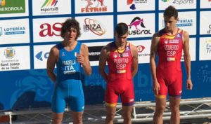 Lo junior azzurro Filippo Pradella è argento all'ETU Cross Triathlon European Championship 2018. Lo spagnolo Nicolas Puertas è medaglia d'oro, il connazionale Alfonzo Izquierdo di bronzo.