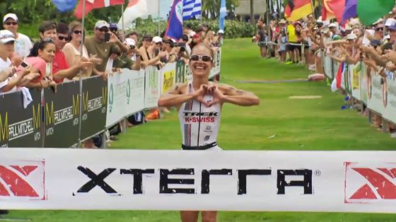 Un'emozionata Lesley Paterson vince col cuore il suo secondo Mondiale XTERRA a Maui