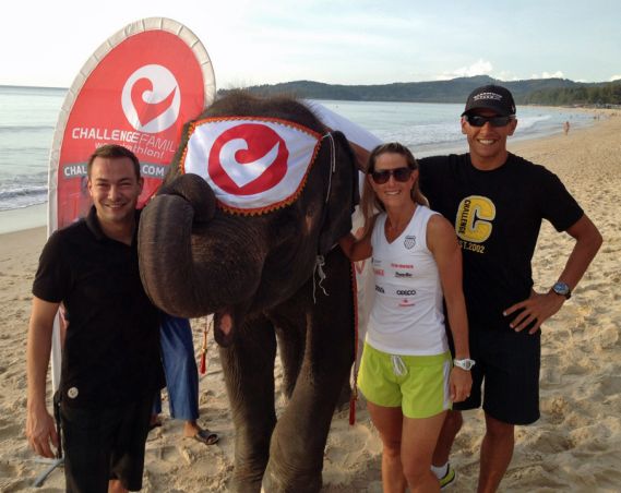 Felix Walchshöfer, Chris McCormack, Belinda Granger e Lucky the elephant celebrano la nascita del Challenge Laguna Phuket