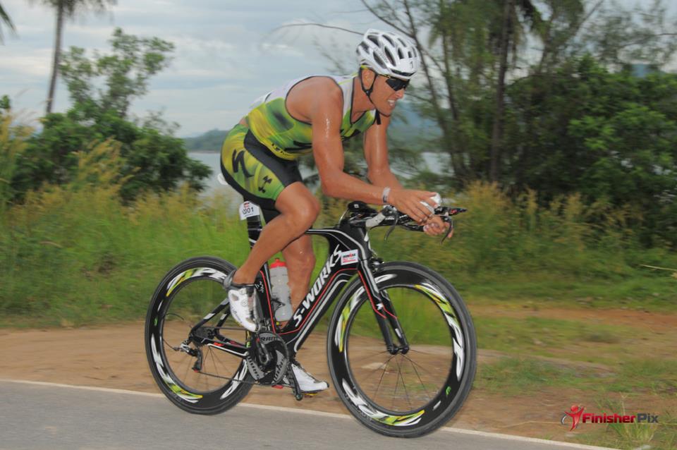 Chris McCormack impegnato nella frazione bike dell'Ironman 70.3 Phuket