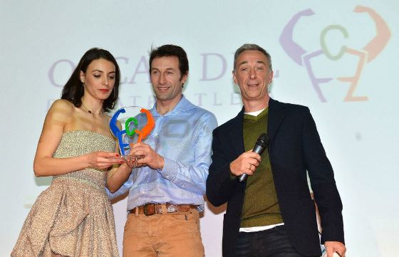GP De Faveri riceve il premio speciale di Cavaliere del Triathlon, con Ana Cretu e Linus