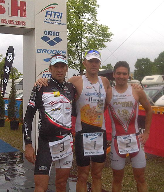 Massimo Cigana, al centro, è tricolore di triathlon medio insieme a Passuello e Casadei