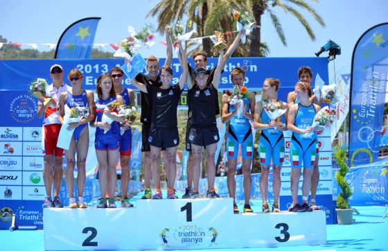 Il podio degli Europei di triathlon a squadre di Antalya 2013, Italia 3^ (foto: Triathlon.org)