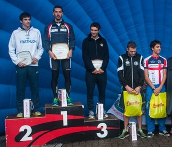 Il podio maschile del Triathlon Sprint di Pella trasformato in nuoto-corsa