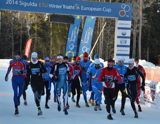 La partenza della 1^ prova di Coppa Europa 2014 di winter triathlon a Sigulda (Lettonia)