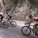 Gregory Barnaby in fuga in bici con davanti i due francesi