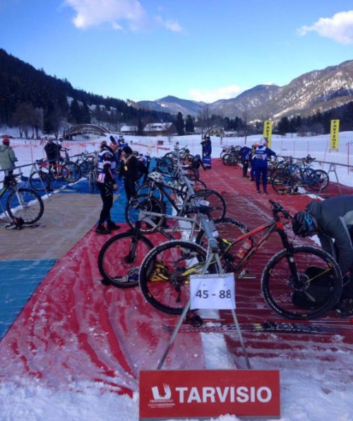 La zona cambio del Campionato Italiano di Winter Triathlon a Tarvisio dell'8 febbraio 2015