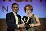 Il CT della Nazionale di Ciclismo Davide Cassani premia l'azzurra di triathlon Anna Maria Mazzetti