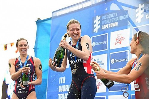 Il podio femminile dell'ITU World Triathlon Cape Town 2015: vince Vicky Holland