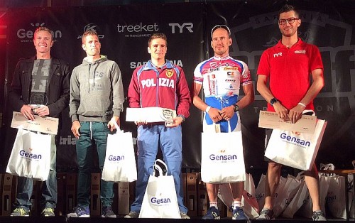 Massimo Cigana, vincitore del 1° Sardinia Half Triathlon (2 maggio 2015), sul podio con i primi 5 classificati (Foto: Davide Ecca)