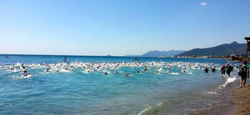 La frazione natatoria del XV Triathlon Pietra Ligure su distanza olimpica del 17 maggio 2015