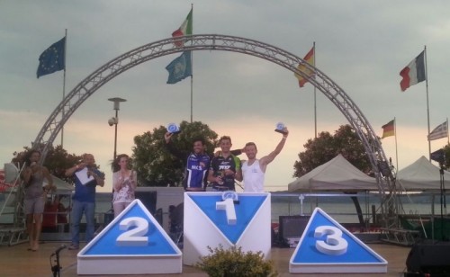 Il podio maschile del Garmin TriO Sirmione Triathlon di sabato 27 giugno 2015 vinto da Matteo Fedriga