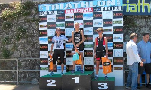 Il podio femminile della 2^ tappa di Iron Tour Italy, il triathlon sprint di Marciana vinto da Chiara Ingletto