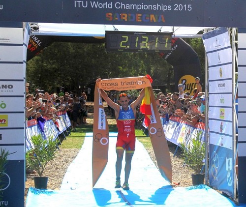 Ruben Ruzafa vince al TNatura Sardegna di Cala Ginepro, Orosei, il suo 2° titolo iridato ITU Cross Triathlon