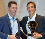 Alessandro Degasperi riceve il premio del Gala del Triathlon come migliore lunghista azzurro dall'amico Daniel Fontana (Foto: GaladelTriathlon/Dani Fiori)