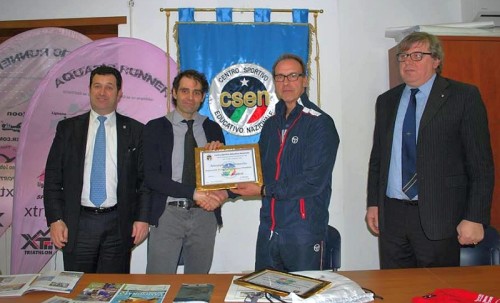 L'ideatore del circuito Swimrun Italia Matteo Benedetti riceve da Francesco Proietti, Presidente CSEN, la targa di riconoscimento