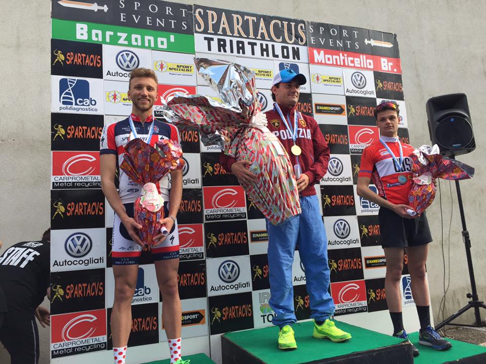 Il podio maschile assoluto del Triathlon di Barzanò 2017: vince Andrea Secchiero delle Fiamme Oro